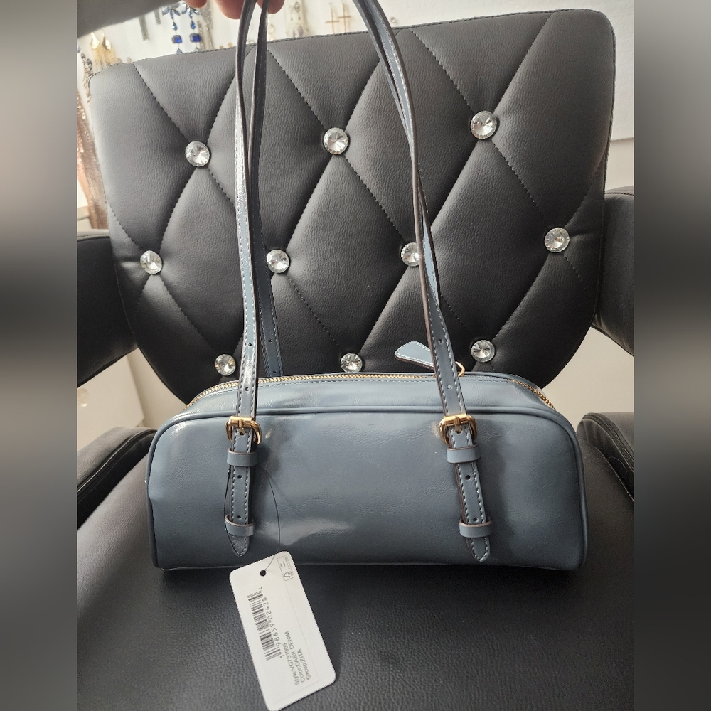 New GUESS Dark Denim SholderBag with gold keychain has two pockets inside - Picture 10 of 11